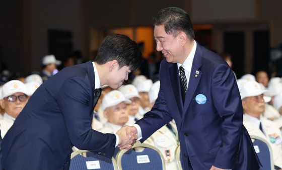 악수하는 김병기-김용태