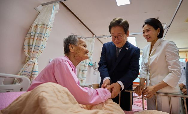 한센인들과 인사 나누는 이재명