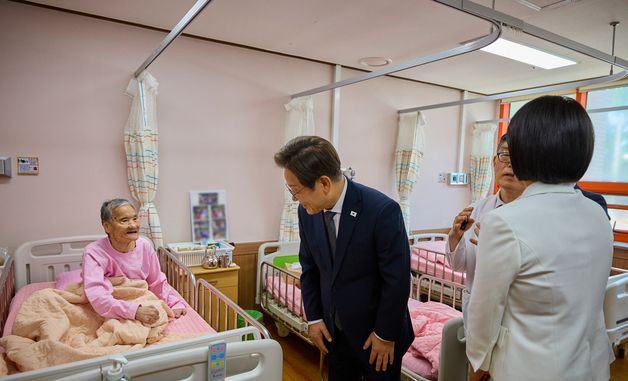 국립소록도병원 찾아 인사 나누는 이재명 대통령
