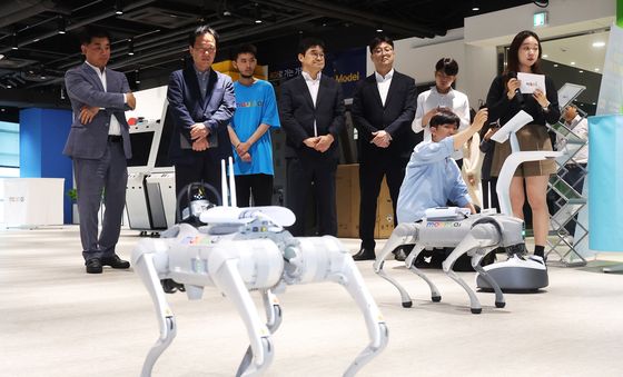 정찰 로봇 살펴보는 정태호 국정위 경제1분과장