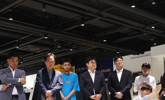 정찰 로봇 살펴보는 정태호 국정위 경제1분과장