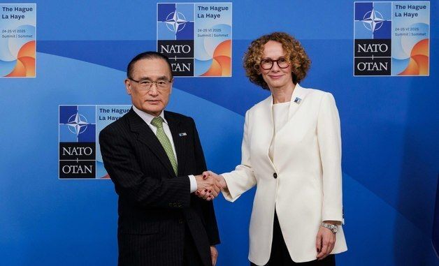 NATO 사무차장과 악수하는 위성락 국가안보실장