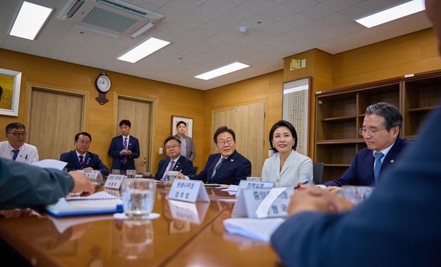 국립소록도병원 관계자들과 대화하는 이재명 대통령