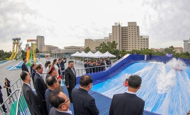 완공된 원산갈마해안관광지구 둘러보는 북한 김정은