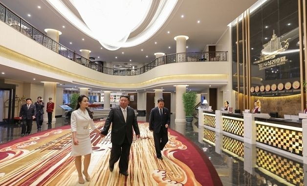 완공된 원산갈마해안관광지구 둘러보는 북한 김정은