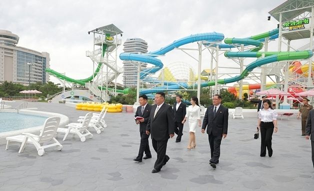 완공된 원산갈마해안관광지구 둘러보는 북한 김정은