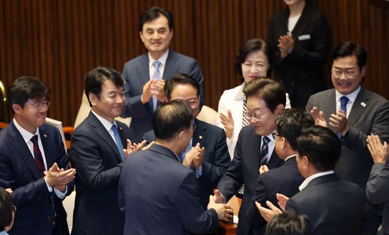 민주당 의원들과 인사 나누는 이재명 대통령