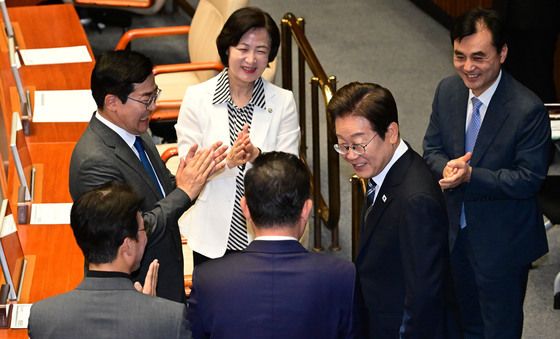 민주당 의원들과 인사 나누는 이재명 대통령