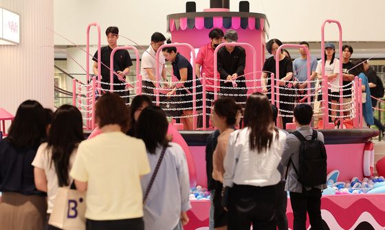 리뉴얼 이벤트 즐기는 시민들