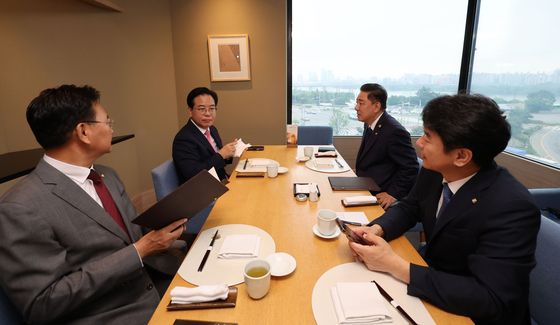 오찬 회동 갖는 양당 원내지도부