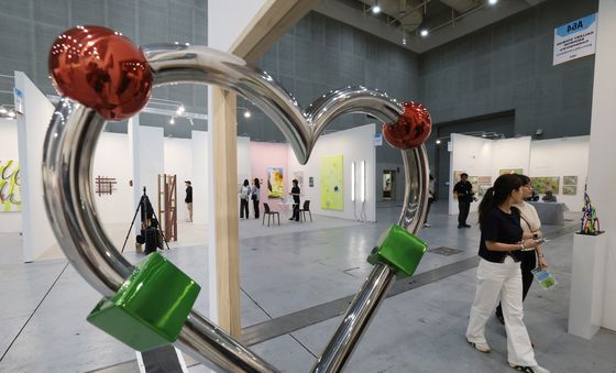 미술작품 둘러보는 관람객들