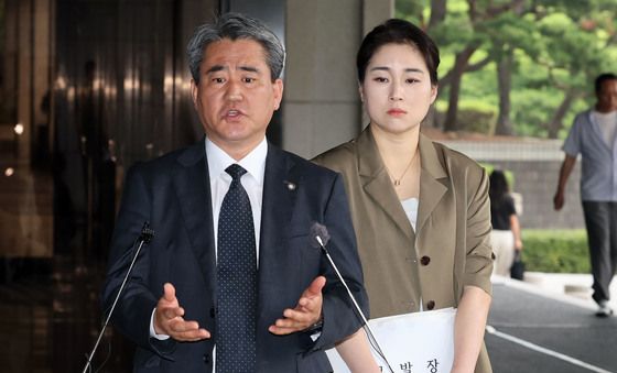 고발장 들고 취재진 질문에 답하는 윤 전 대통령 법률대리인단