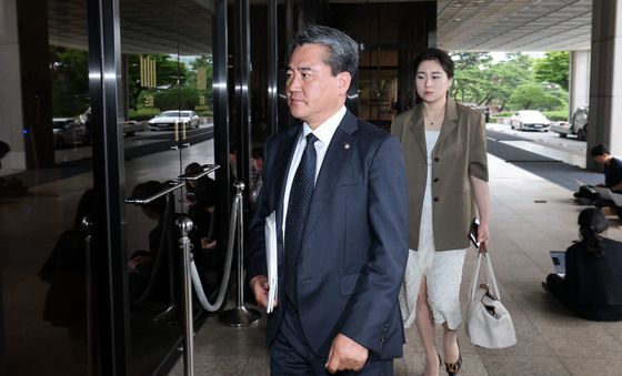 중앙지검 들어서는 윤 전 대통령 법률대리인