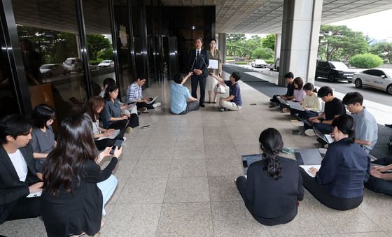 윤 전 대통령 법률대리인, 비화폰 기록 제출한 경호처 지휘부 검찰에 고발