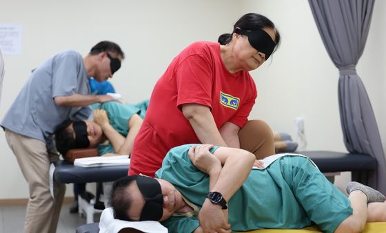 섬세하게 안마하는 선수들