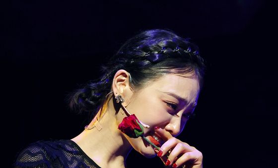 눈물 글썽 김히어라