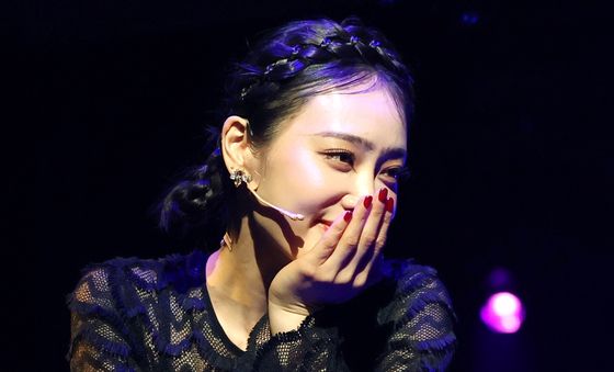 미소짓는 김히어라