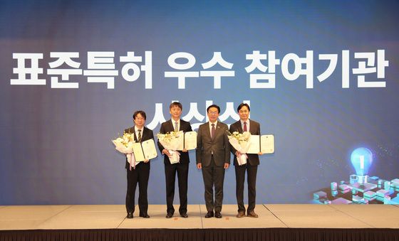 수상자들과 기념 촬영하는 김완기 특허청장