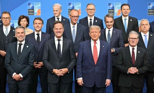 [포토]"일단 웃어" 단체사진 찍는 나토 정상들