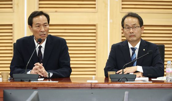 더민재 간담회서 인사말 하는 우상호 정무수석