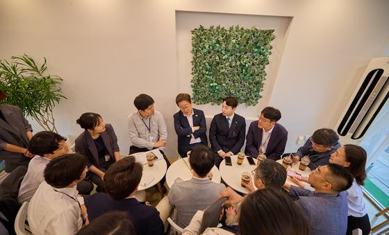 李대통령, 출입기자단과 차담회