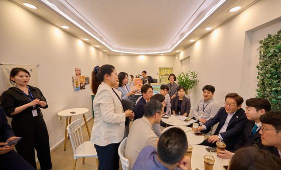 李대통령, 출입기자단과 깜짝 차담회