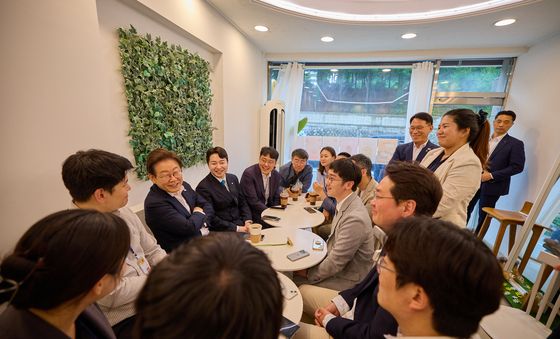 출입기자단과 차담회하는 이재명 대통령