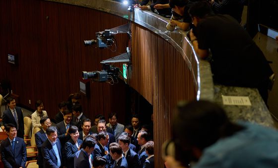 의원들에 둘러싸인 이재명 대통령