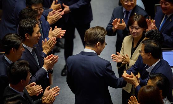 박수 받으며 입장하는 이재명 대통령