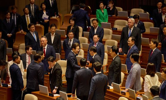 야당 의원석 찾은 이재명 대통령