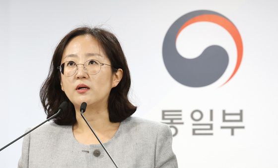 브리핑하는 장윤정 부대변인