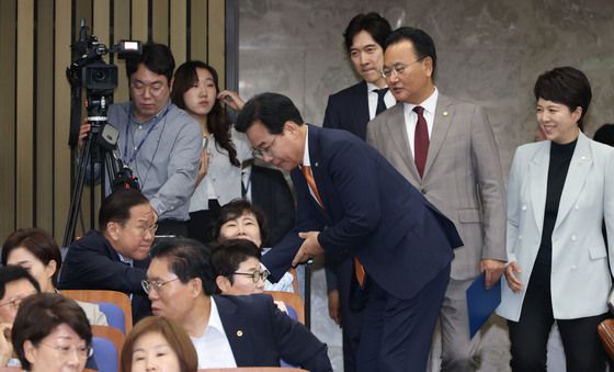 인사나누는 송언석 원내대표