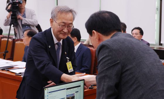 김석기 외통위원장과 인사나누는 김남중 차관