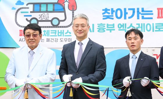 리본 컷팅하는 전세환 한국아스트라제네카 대표이사