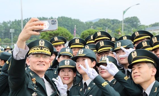 '2025년 대한민국 육군장교 통합임관식' 기념 촬영