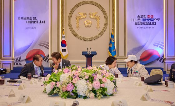李대통령, 유공자·보훈가족 靑영빈관 초청