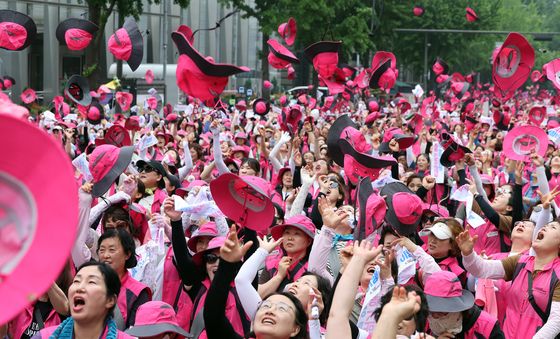 모자 던지며 최저임금 인상 촉구하는 학비노조