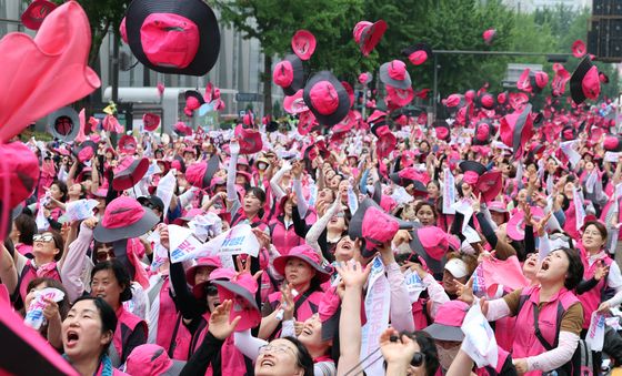 학비노조 '최저임금 인상 촉구'