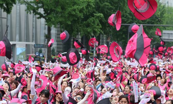 모자 던지며 최저임금 인상 촉구하는 학비노조