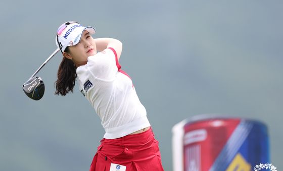 티샷 날리는 박현경