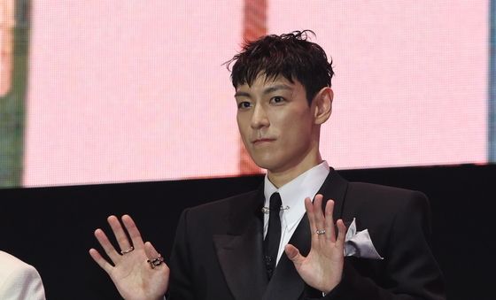 손 흔드는 최승현