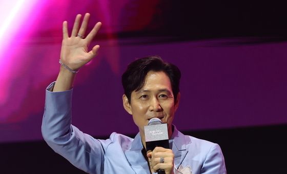 인사하는 이정재