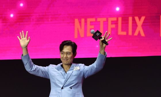 인사하는 '오징어게임3' 이정재