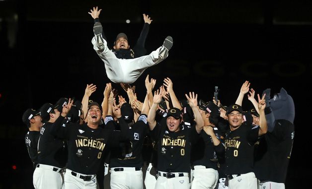 헹가래 받는 '짐승' 김강민