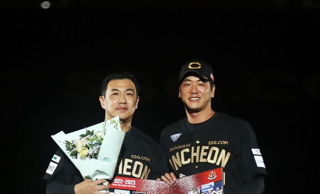 '짐승' 김강민, 김광현과 기념촬영