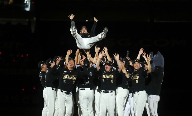 헹가래 받는 '짐승' 김강민