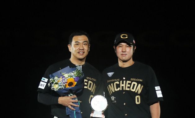 김강민, 최정과 기념촬영