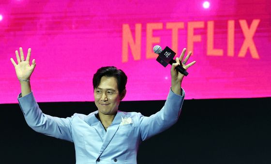 손 들어 인사하는 이정재