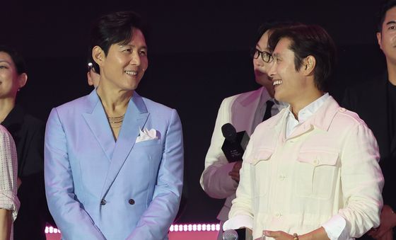 대화 나누는 이정재·이병헌