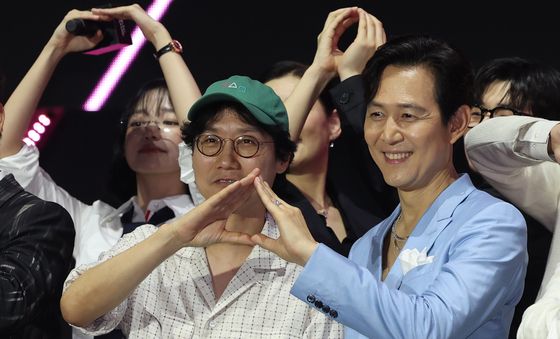 포즈 취하는 황동혁·이정재